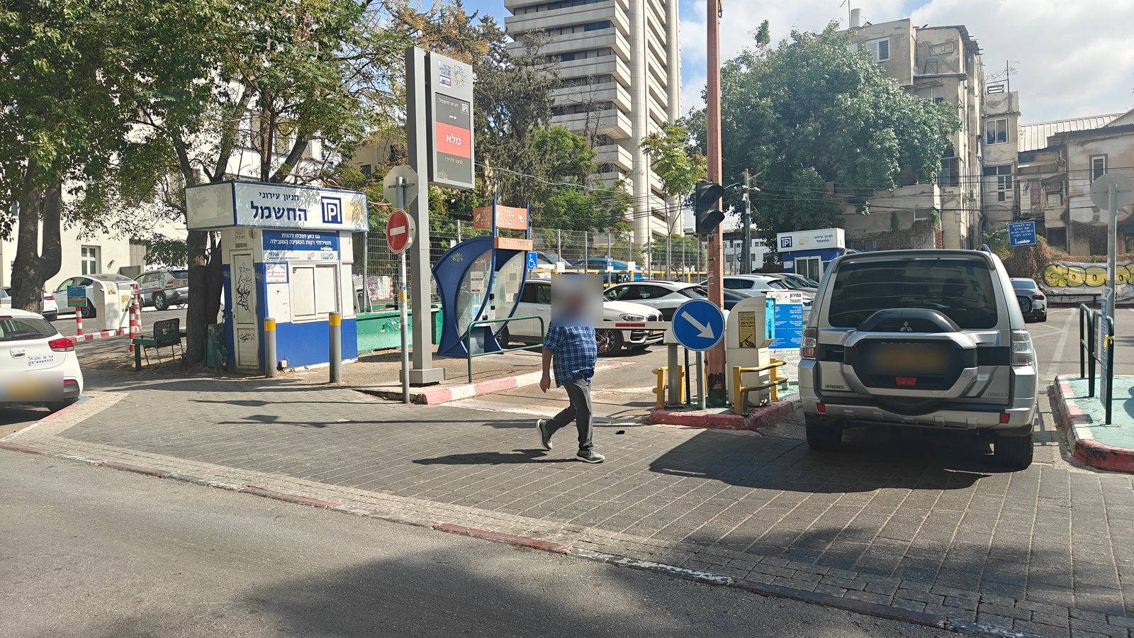 הכניסה לחניון החשמל