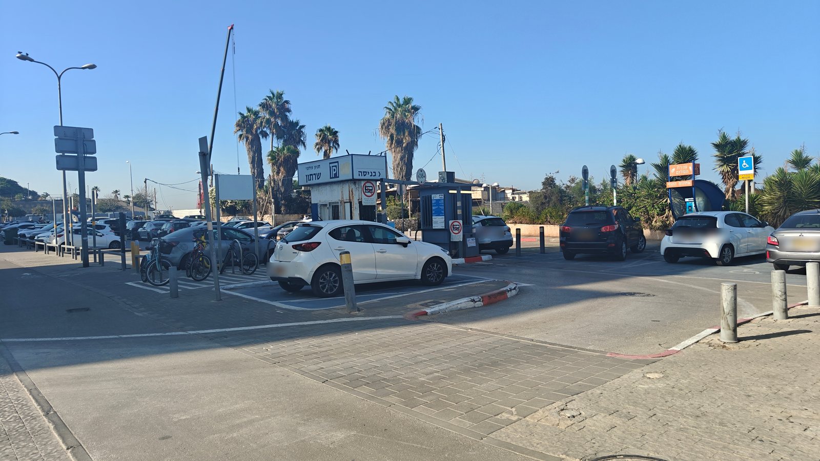 הכניסה לחניון שרתון