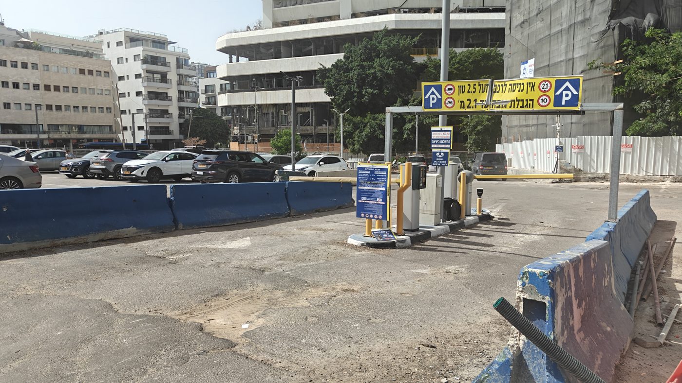 הכניסה לחניון מוגרבי