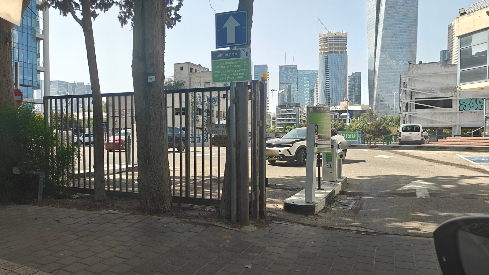 Entrance to Sipolux Parking